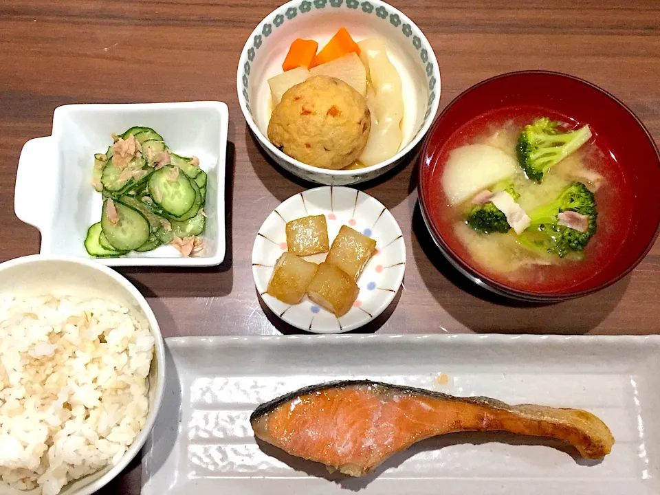 塩鮭 じゃがバタ味噌汁 こんにゃくステーキ 煮物 きゅうりとツナの和えもの|おさむん17さん