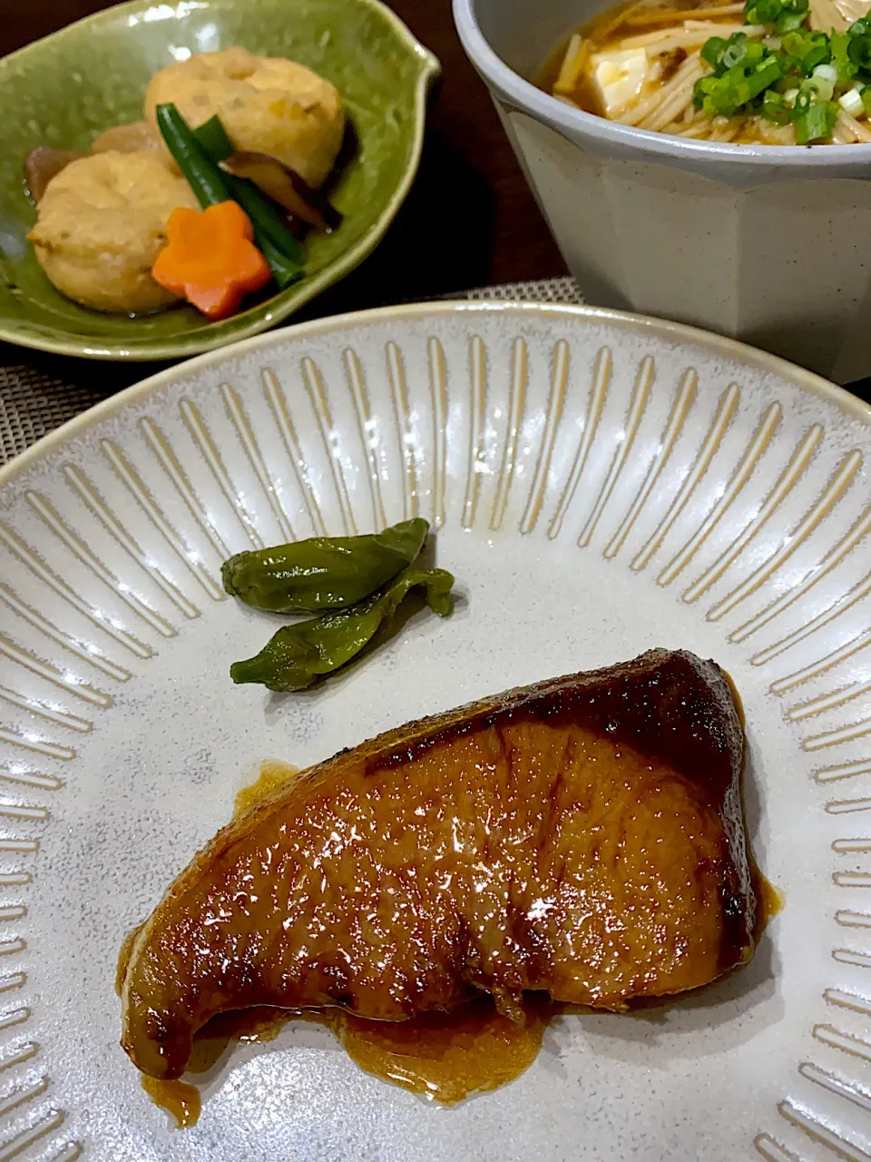 晩ご飯　鰤の照り焼き、がんもどきの煮物、きのこの餡掛け豆腐|minaさん