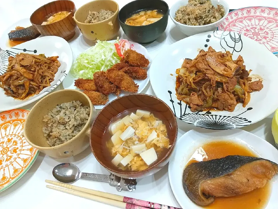 Snapdishの料理写真:夕食(*^^*)
海苔の炊き込み御飯(舞茸、ベーコン、海苔)
回鍋肉
カキフライ&サラダ
銀ダラ煮付け
しらすと豆腐の卵スープ|プリン☆さん