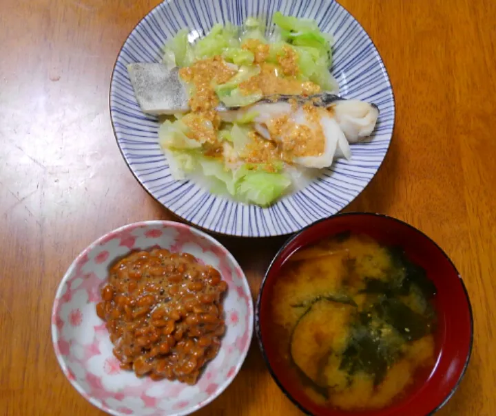 １１月２日　鱈とキャベツの蒸し物　納豆　えのきとわかめのお味噌汁|いもこ。さん