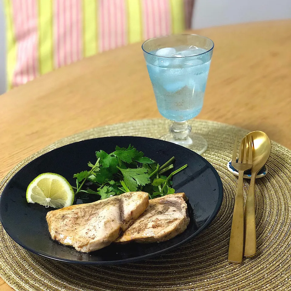 Sautéed Swordfish with Lemon olive oil source／メカジキのソテー, レモンオリーブオイルソース パクチー添え🍋|angiee♡さん