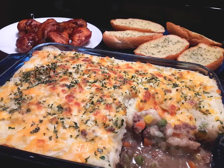 Sophie's dish shepherds pie, bbq chicken and garlic bread|Sophieさん