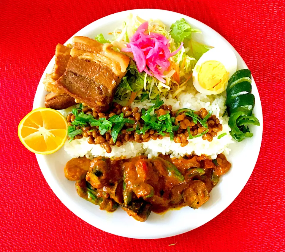 朝カレー生活95日目笑笑😋💪茄子ししとう豆乳スパイスチキンカレー🍛トッピングは納豆😋豚バラ角煮(^.^)😋❤️笑笑❤️今日も美味しくいただきました😋ごちそうさまでした❤️🙏|HAMI69さん