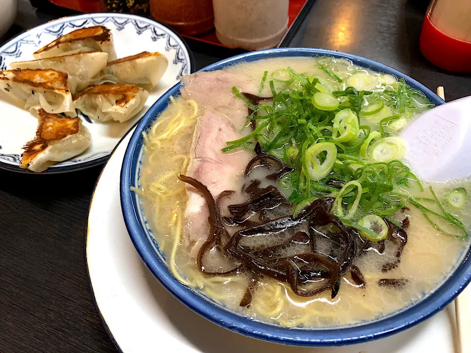 Snapdishの料理写真:Aセット（ラーメン＋餃子6個）|T. Wonderさん