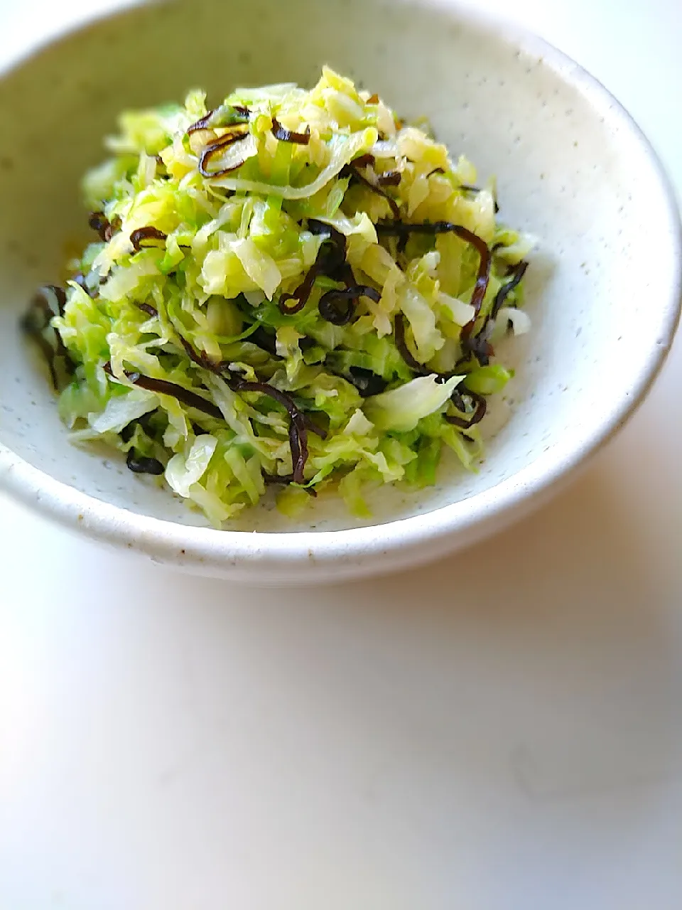 作り置き
茹でキャベツの塩昆布和え|まめころさん