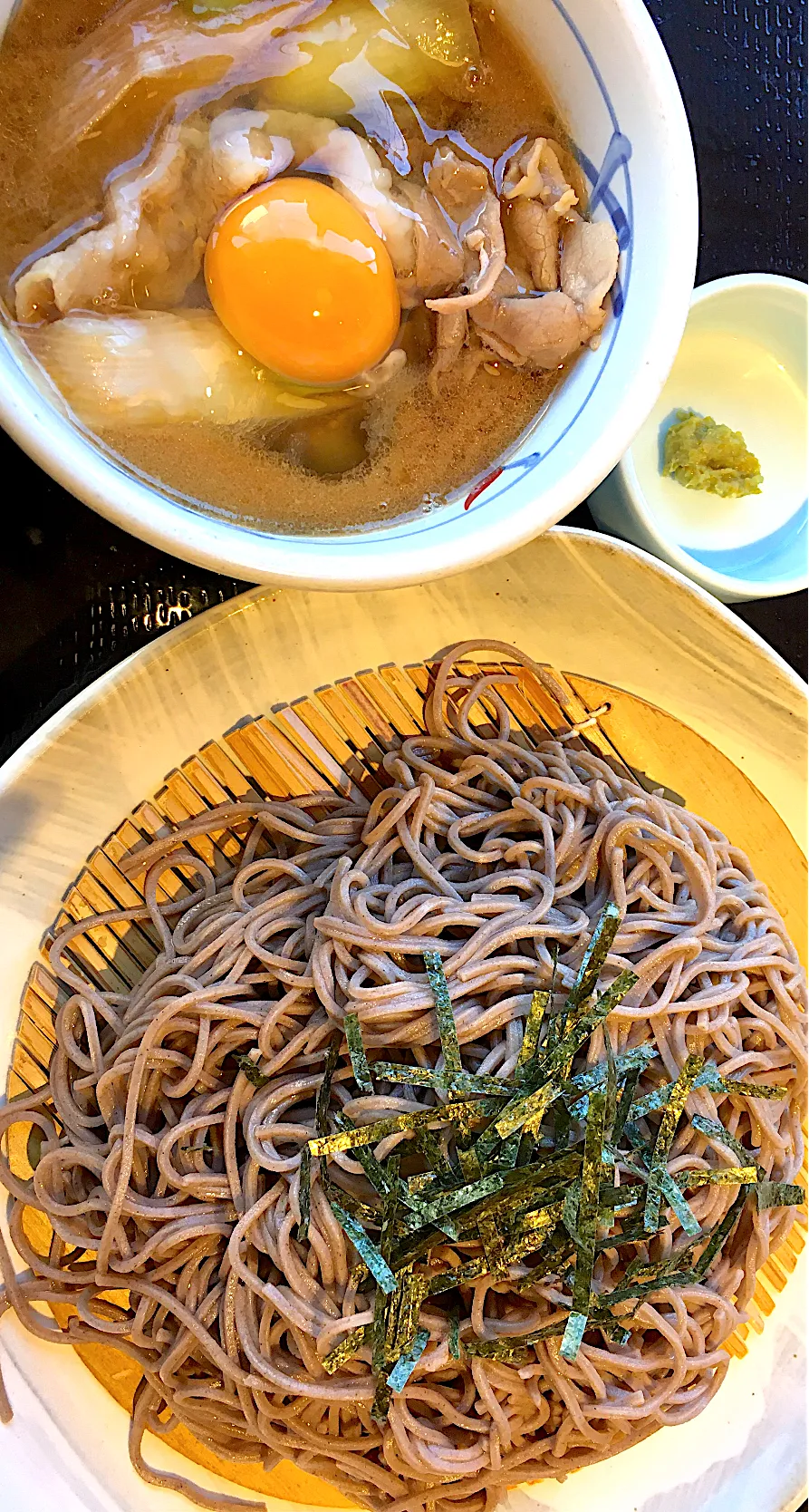 葱と豚の漬け汁そば 麺倍盛 生卵追加|すくらんぶるえっぐさん