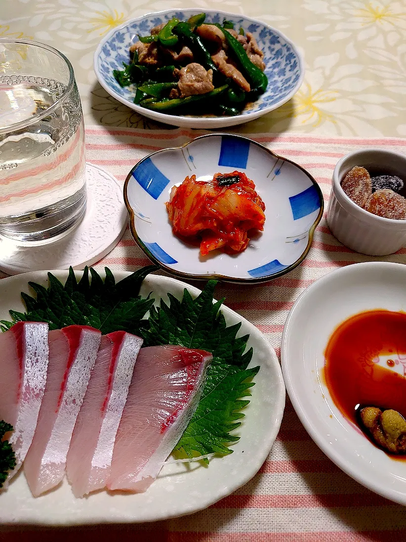 Snapdishの料理写真:おうち飲み

お刺身は切り身の数がイマイチ？
分け分けしたからね😅|🍒ふみりん🍒さん