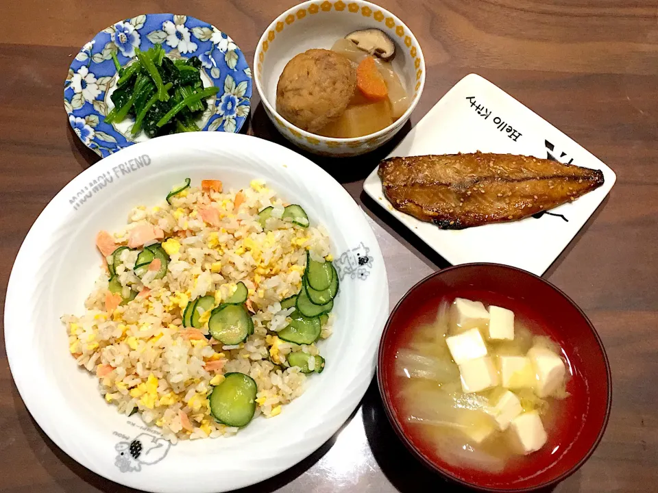 鮭ときゅうりのちらし寿司 白菜と豆腐の味噌汁 鯖みりん焼き 煮物 ほうれん草の胡麻和え|おさむん17さん