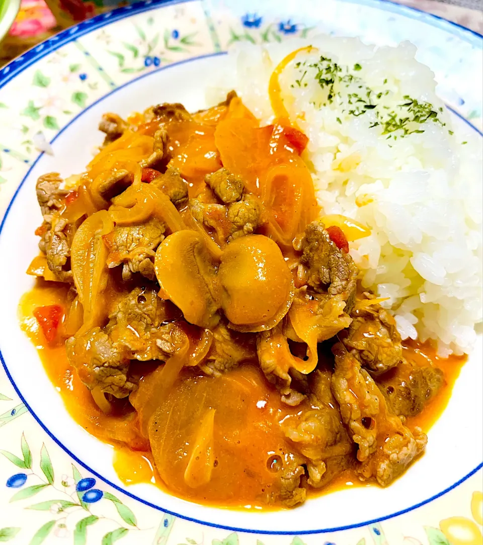 クリーミーさっぱりこく旨。ビーフストロガノフ🥄🍛🐂|ちはるさん