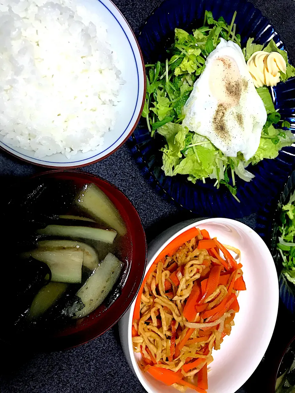 Snapdishの料理写真:体があったまった #夕飯　白米、茄子ワカメ味噌汁、目玉焼き(ターンオーバーじゃないやつ)、ピーマンレタスサラダ、切り干し大根|ms903さん