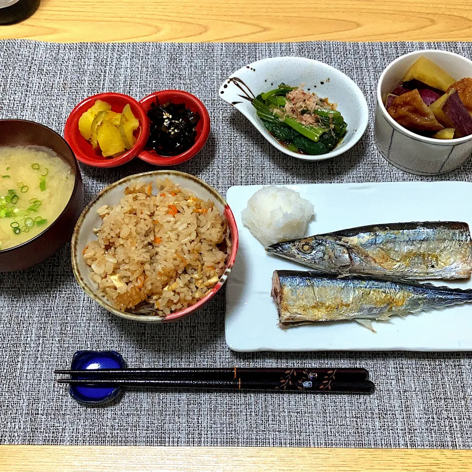 さんまの塩焼き、小松菜のお浸し、さつまいもと薩摩揚げの煮物、昆布の佃煮、舞茸の炊き込みご飯、味噌汁(じゃがいも、玉ねぎ)|ツインうさぎさん