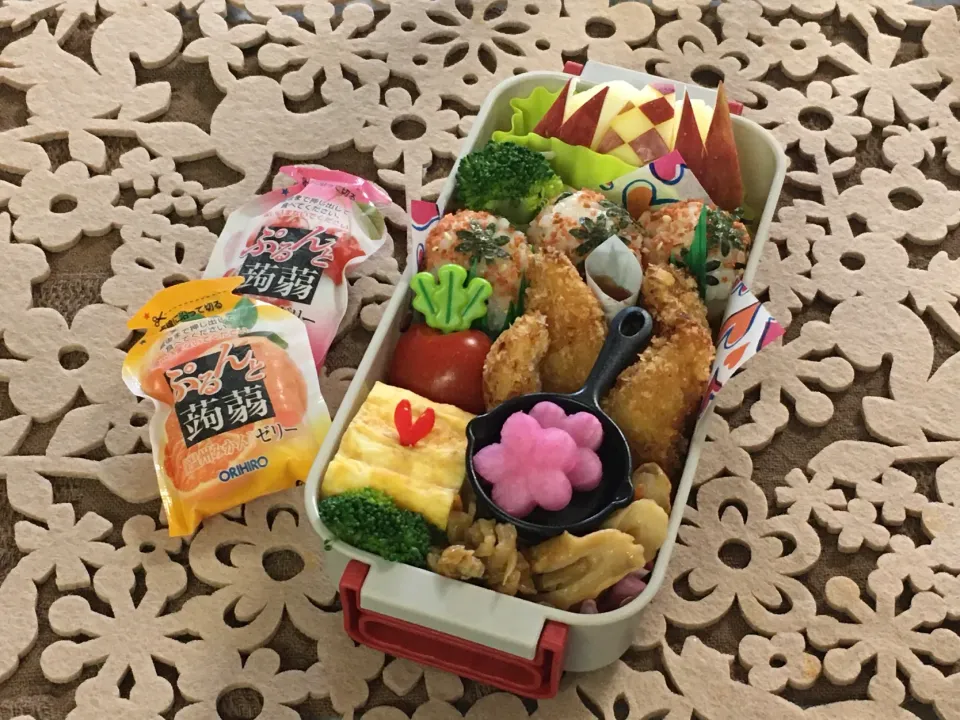 Snapdishの料理写真:中③娘のお弁当～たらこふりかけこにぎり|チムニーさん