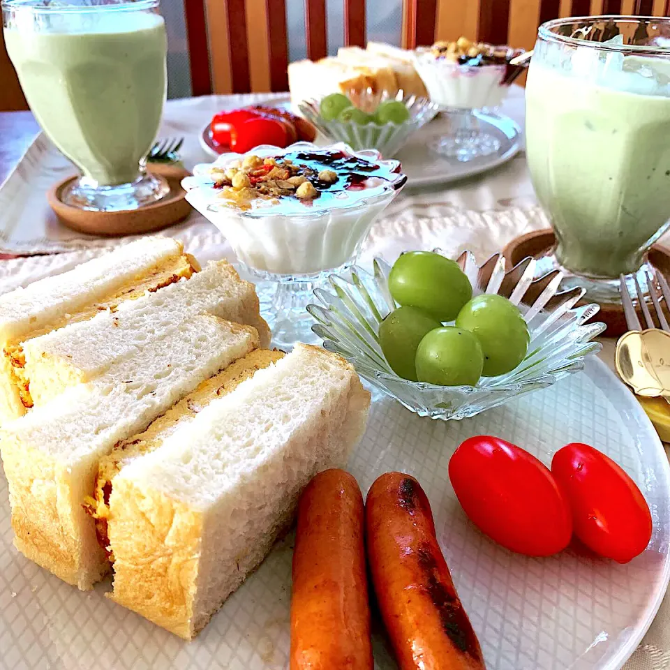 今日の朝ごはん たまごサンドとアボカドミルク|mokoさん