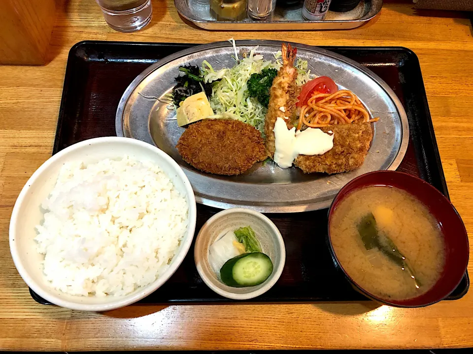 Snapdishの料理写真:日替わりサービスランチ②(エビフライ・サーモンフライ・コロッケ定食)|しのぶさん