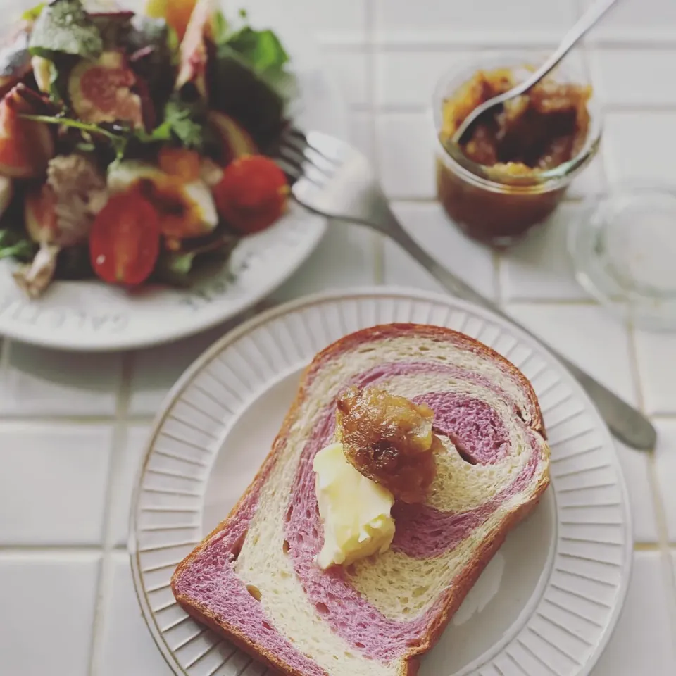 今日のお昼。イチジクサラダ、紫芋の渦巻食パン|Mituさん