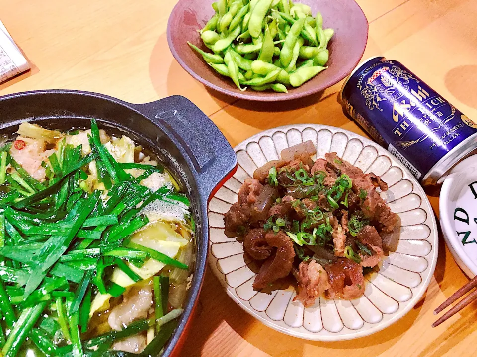 今夜は、プリプリのもつ鍋、牛すじと蒟蒻の甘辛に炊いたん、枝豆😊🍺|海斗さん