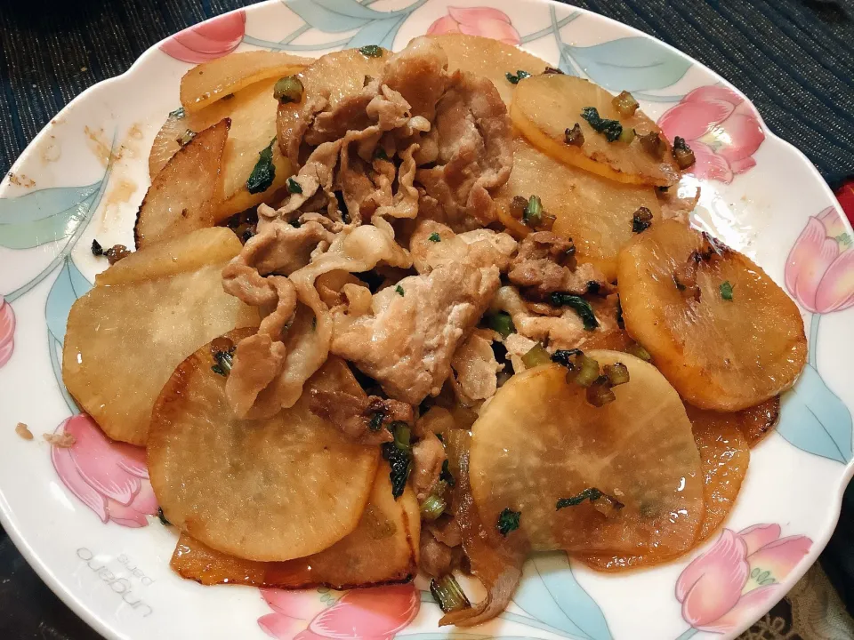 大根と豚肉の炒め物😋|アライさんさん