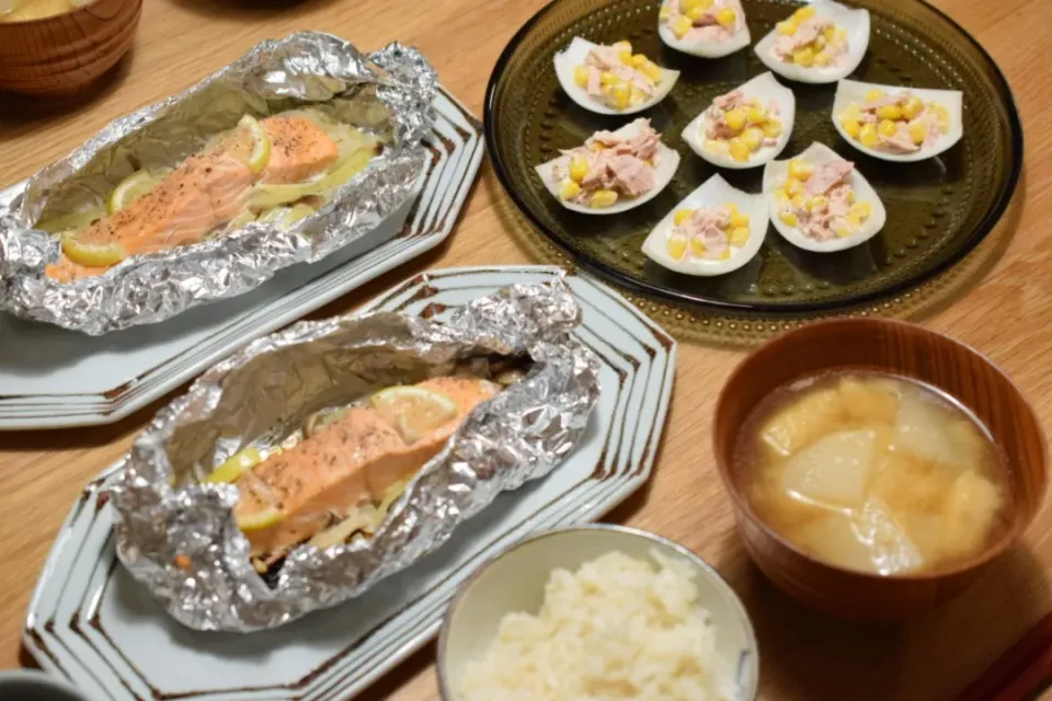 鮭のホイル焼きとスマイルボールのフィンガーサラダ|うにんぱすさん