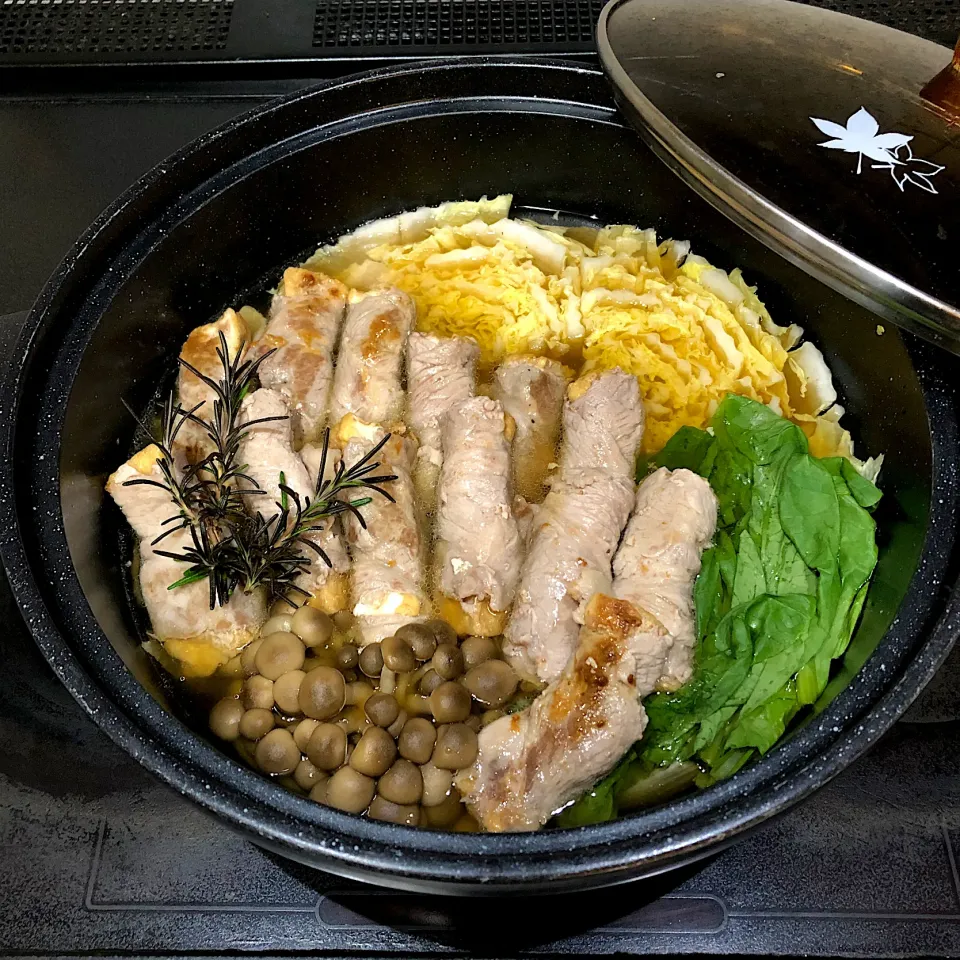 Snapdishの料理写真:肉巻き厚揚げ塩ダレ鍋🥘|henryさん