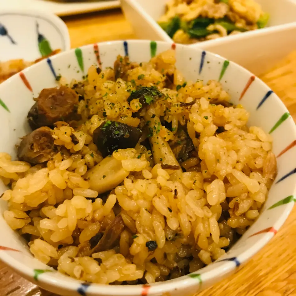 Snapdishの料理写真:サバの味噌煮缶で炊き込みご飯|だまさん