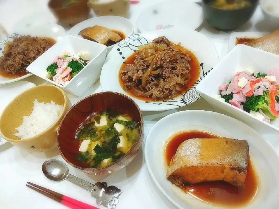 夕食(*^^*)
牛丼の具(下の子が丼にすると嫌がるから別に😅)
ぶり照り煮
ブロッコリーとハムチーズサラダ
お味噌汁(小松菜、ワカメ、豆腐)|プリン☆さん