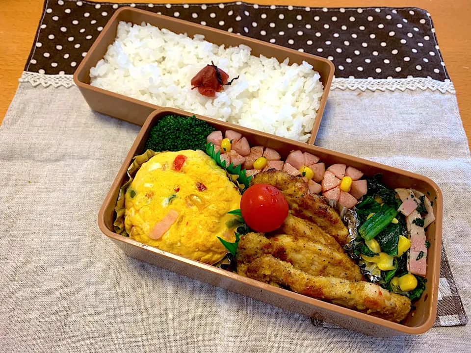 チキンカレーカツ🐓まん丸卵🥚ウインナー🌸ほうれん草べーコーン🌽🍅🥦🍚|あやこさん