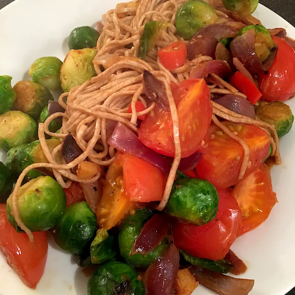 Savoury sprouts, w/ tomatoes & wholewheat noodles|Nick Hiderさん