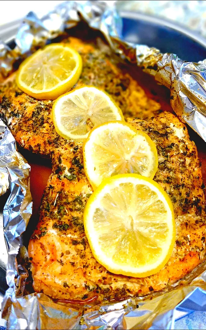 Freshed baked salmon with fresh squeezed lemon on top|Gaines Ashleyさん