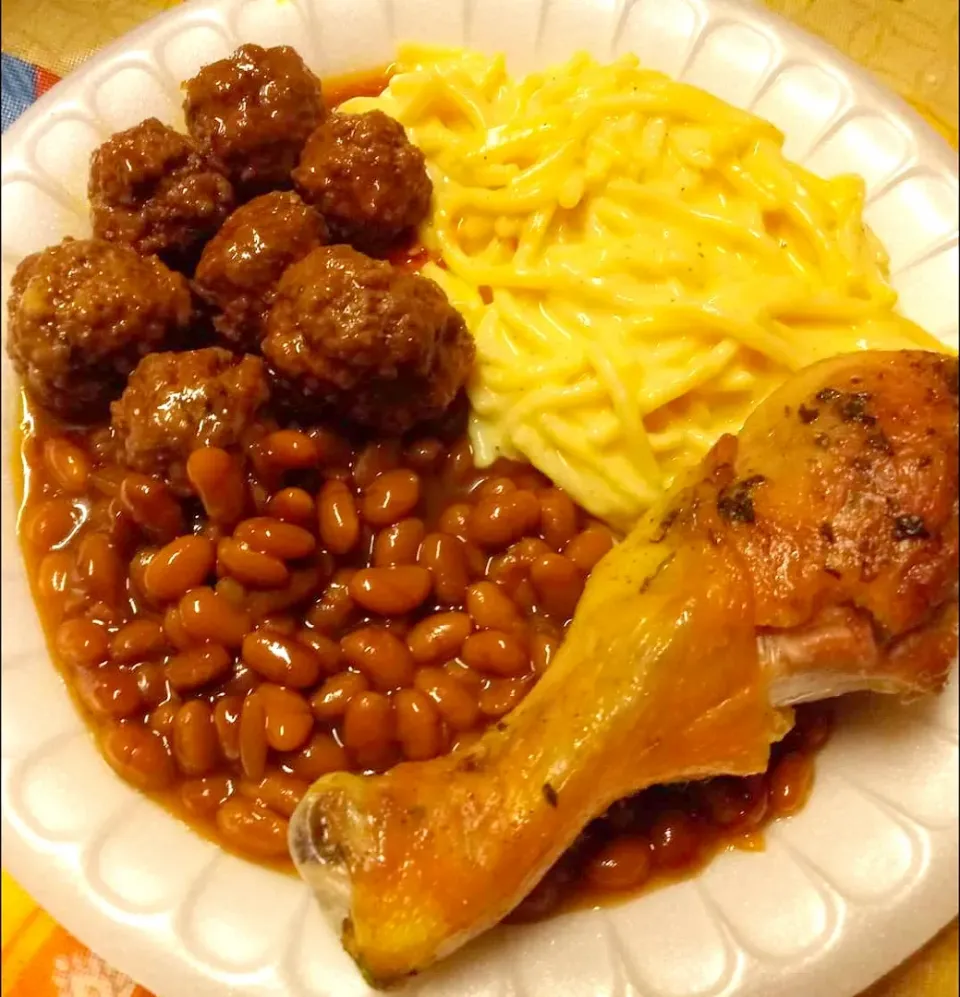 baked macaroni with barbeque meatballs baked beans and baked chicken|Gaines Ashleyさん