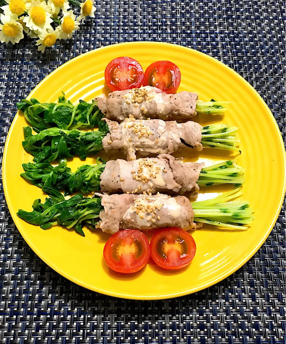 🌱豆苗の豚肉巻き🌱　マヨポン酢かけ|ちゃべさん