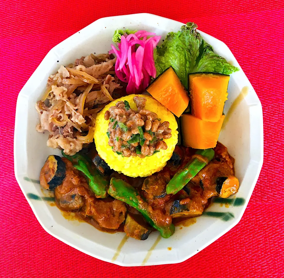 カレー生活97日目💪😃❤️スパイスチキンカレーに茄子ししとう豆乳を入れてマイルドカレーに🍛トッピングは牛丼、紫玉ねぎ酢の物、南瓜甘煮🎃ターメリックライスの上に納豆😋❤️旨い笑笑😋今日も元気にスタート❤️|HAMI69さん