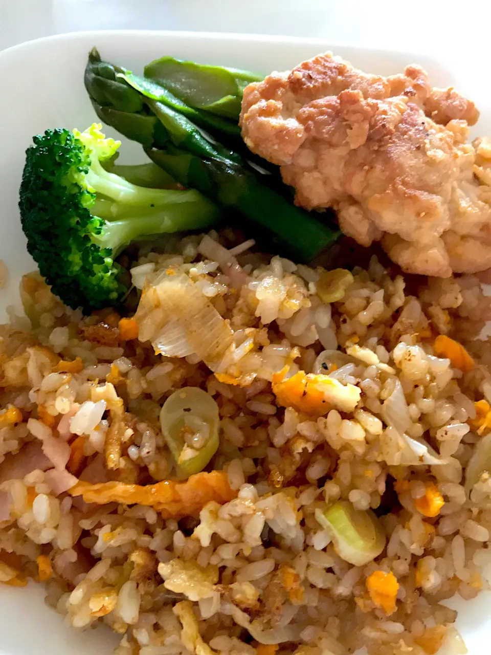 ☀️おはようチャーハン☀️今週分残り野菜とチキンナゲット添え🥦|ノムリエさん