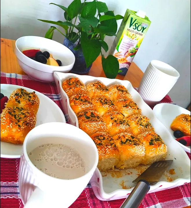 Home made Garlic Bun, Grape & Apple
Multi grain soy drink for breakfast|Harlina  (Malaysia)さん