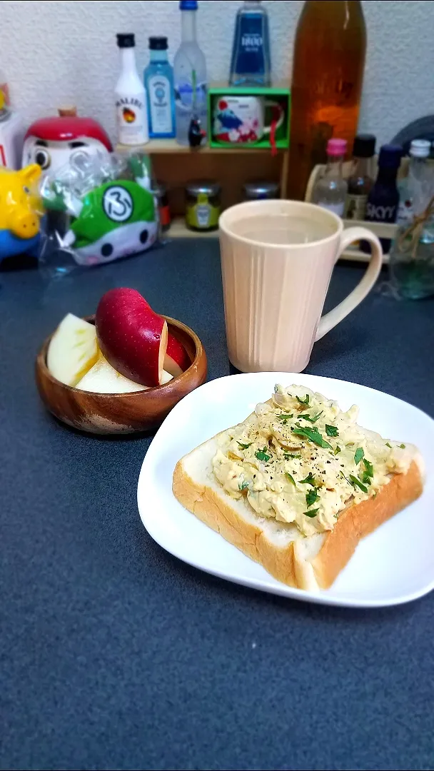 Snapdishの料理写真:うずら卵を味付け卵にしてからの…
オープンサンドイッチ🍞|masaki .fさん