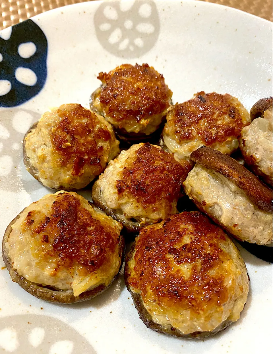 ゆかりさんの料理 はさみ蓮根ハンバーグのタネで椎茸肉詰め🍄|ゆかりさん