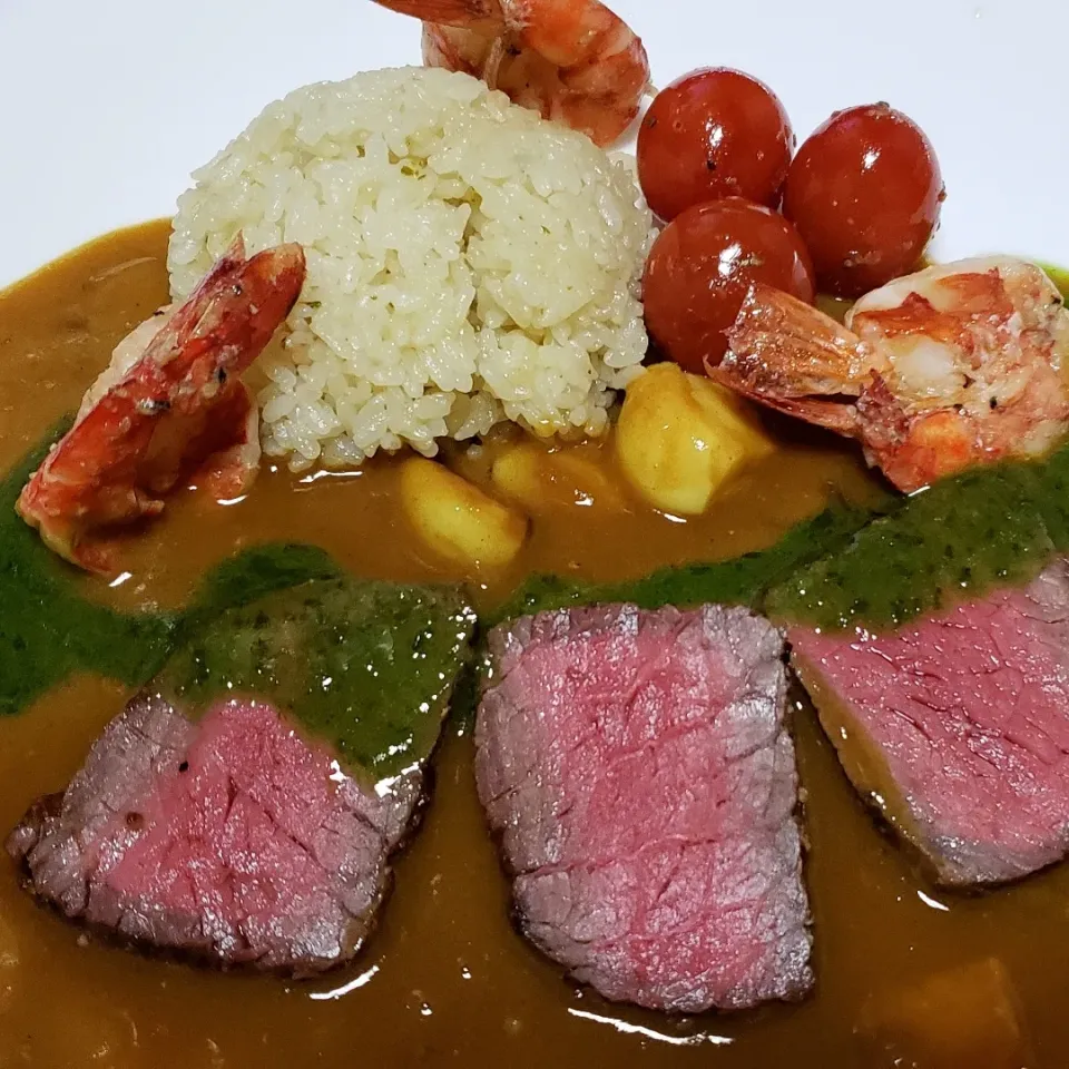 ローストビーフ、海老バター焼き、ピラフのカレーライスです。🍴🈵😍|金井義則さん