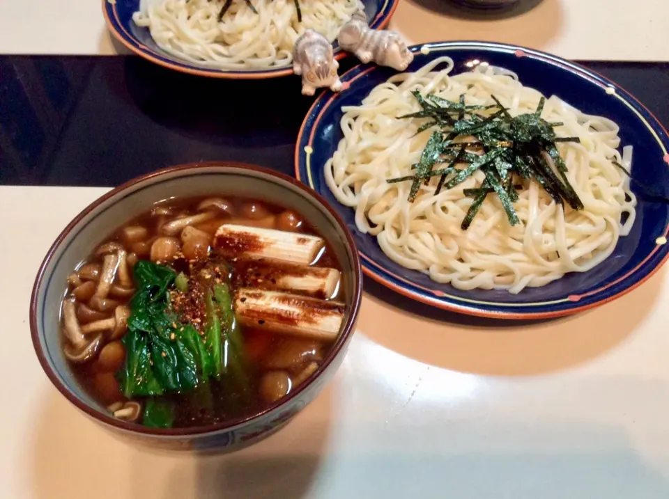 鳥とネギを焼いて、ナメコたっぷり濃いめのつけ汁で頂く讃岐うどん。うどんは熱盛りで。。。|Takeshi  Nagakiさん