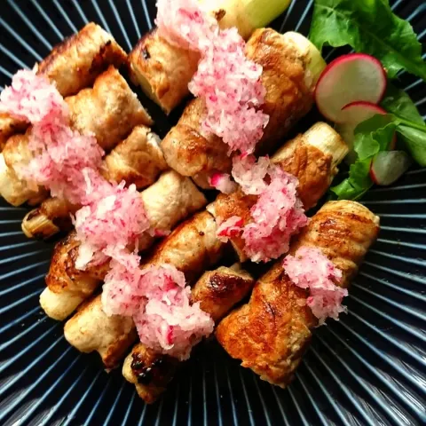 「ねぎ」を使ってみたSnapdishの料理・レシピ写真:長ねぎの豚肉巻き ラディッシュおろしポン酢