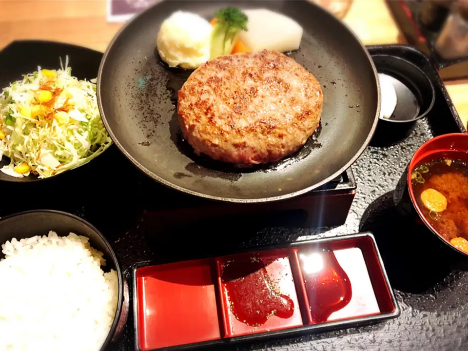 Snapdishの料理写真:とろけるハンバーグ150g（ライス・小鉢・サラダ・スープ付セット）¥1,496|Blue Moon Caféさん