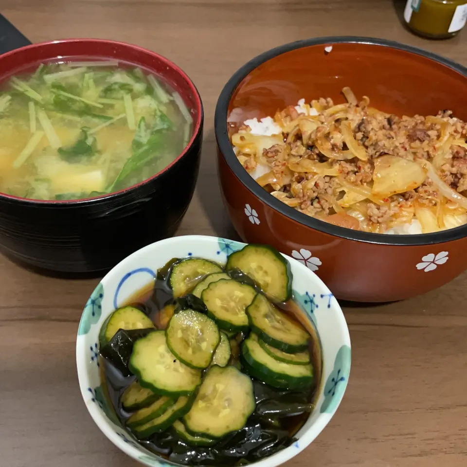 Snapdishの料理写真:キムチ丼・水菜の味噌汁・キュウリの酢の物|a-parkさん