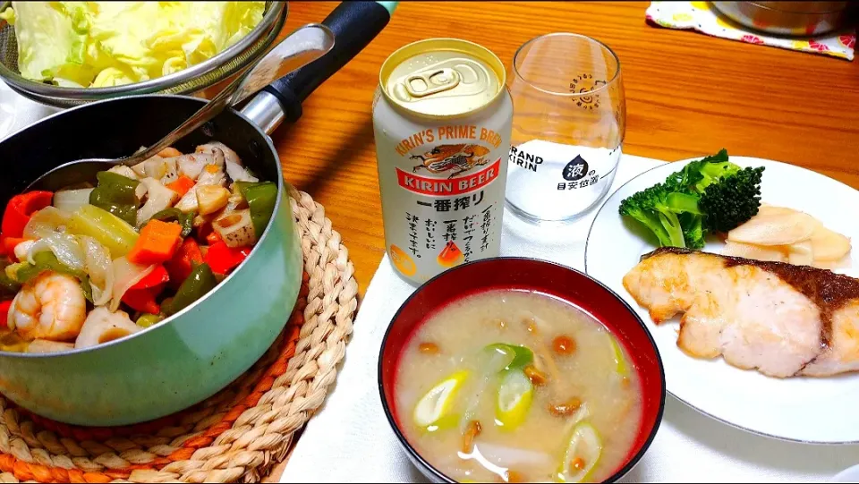 11/7の家飲み✨🍻🎶
秋野菜と海老のアヒージョ鍋
なめこの味噌汁
かぼすぶりの塩焼き|卯月さん