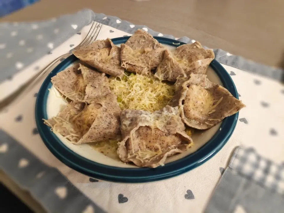 Deconstructed - reconstructed pizzoccheri (buckwheat cappellacci filled with bitto cheese and ricotta with cabbage)|Ery_05さん