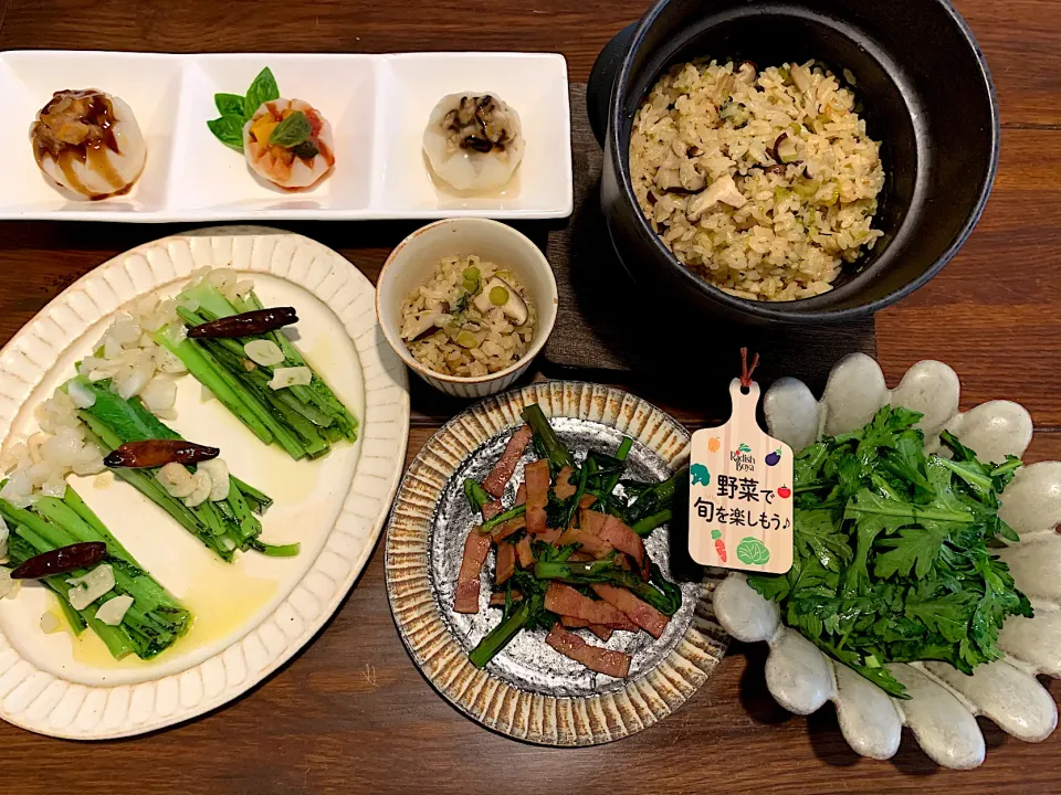 春菊のサラダ、春菊の芯とキノコの炊き込みご飯、小松菜の芯とカブの芯のペペロンチーノ、春菊の葉っぱとベーコンの炒め物、カブの詰め物左から、豚と玉ねぎの中華詰め、トマトとじゃが芋とかぼちゃのカプレーゼ風、鶏ひき肉と塩昆布のあんかけ風|ひかりさん