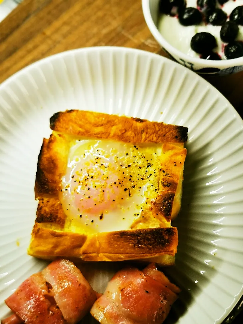 Snapdishの料理写真:らでぃっしゅぼーやの平飼い　たまごを使って!

Today's breakfast🤪

Egg toast😀|ペンギンさん