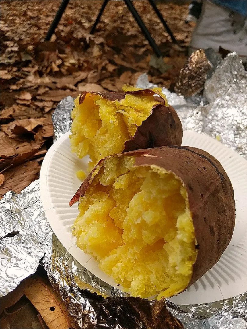 落ち葉で焼き芋|まきごろうさん