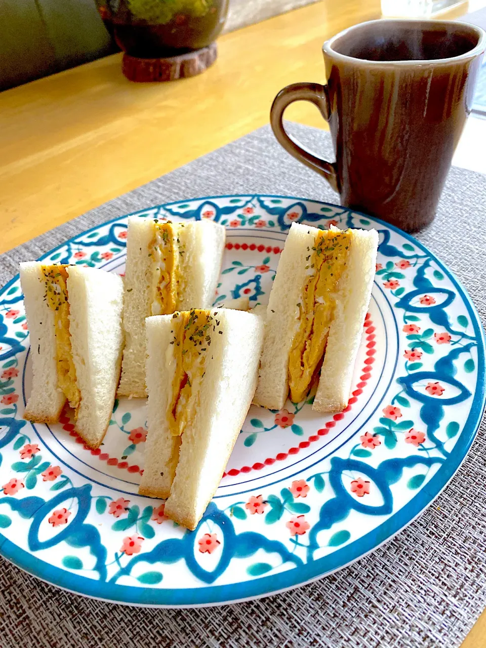 Snapdishの料理写真:遅めなひとりモーニング☕️卵焼き焼いて挟んだ【だけ】|tomoさん