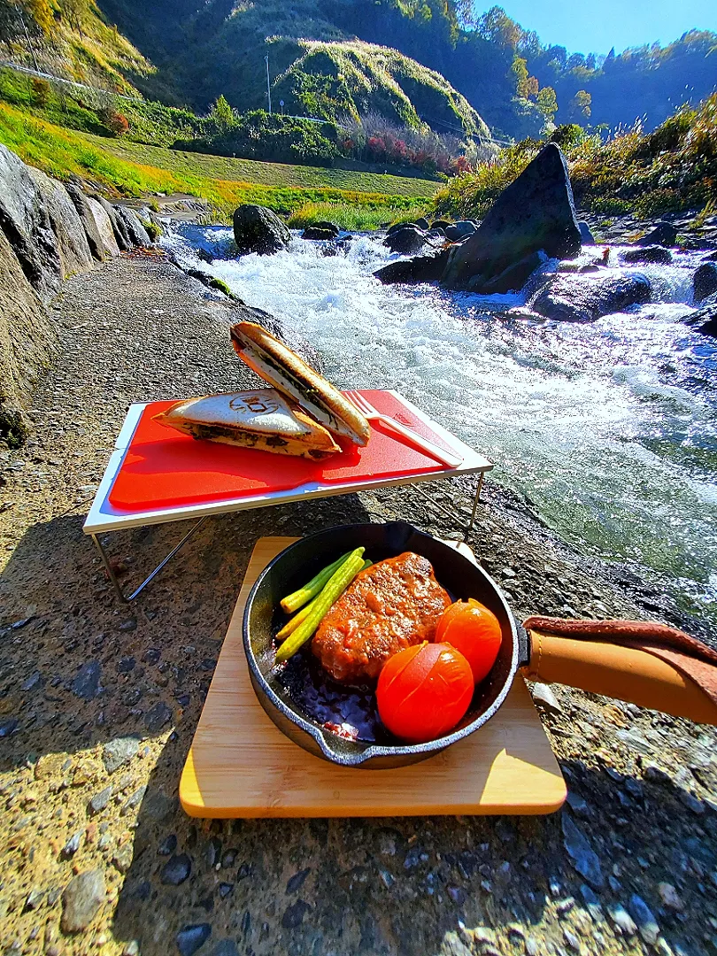 Snapdishの料理写真:阿蘇たかなのホットサンドとあか牛のハンバーグ|オハナシマンさん