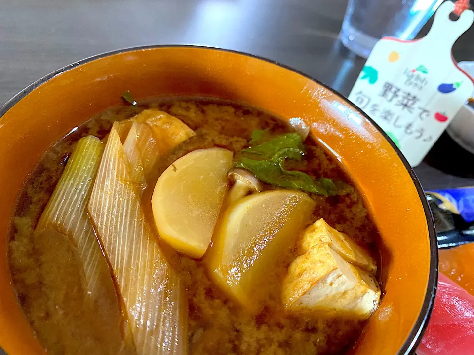 ラディッシュぼーやさんの群馬産かぶを丸ごと使って、赤だしのお味噌汁🥢|1614さん