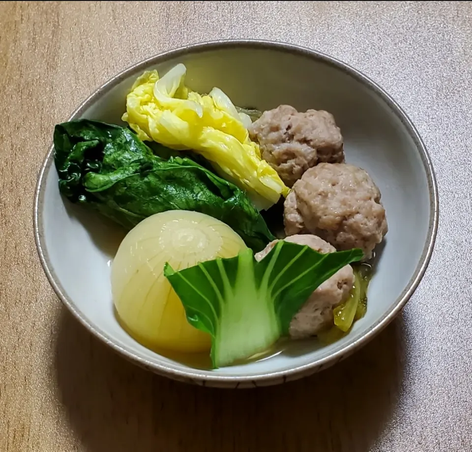 つみれと小玉ねぎと白菜とチンゲン菜と小松菜のお鍋の具|ナナさん