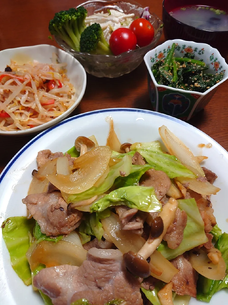 豚肉とキャベツの炒めもの
サラダとカニカマ　サクサクしょうゆアーモンド
ほうれん草胡麻和え
サラダ|ぱやさん